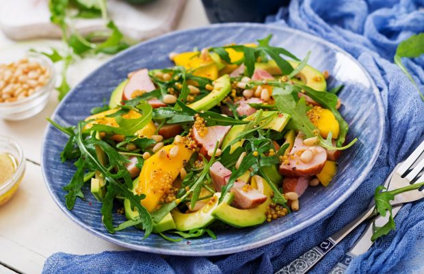 Вкусный салат с копченой курицей: рецепты аппетитного блюда