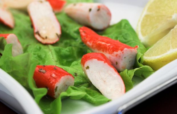Праздничные салаты с крабовыми палочками: оригинальные и вкусные рецепты