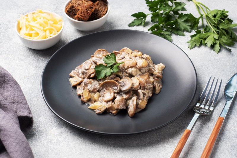 Белые грибы, жареные с луком и сметаной, пошаговый рецепт на ккал, фото, ингредиенты - Mari