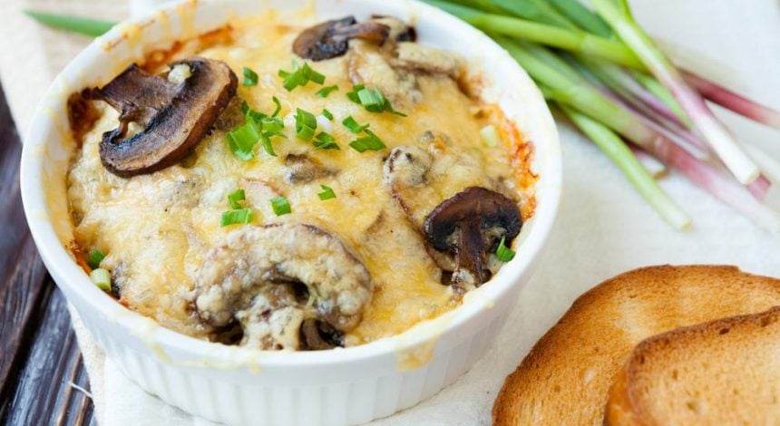 Жульен с грибами и курицей: сытные рецепты аппетитного блюда