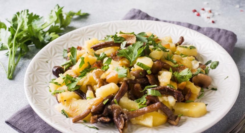 Хрустящий жареный картофель с грибами: рецепт сытного вкусного блюда