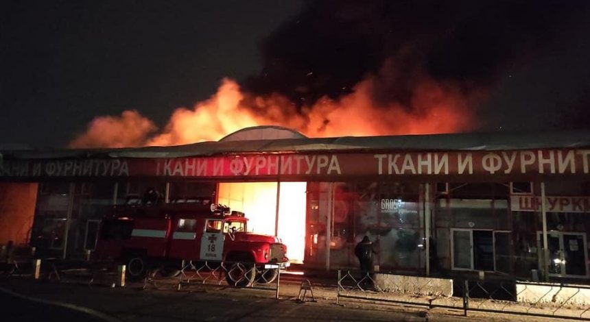У Харкові вночі сталась масштабна пожежа на ринку "Барабашово" (фото, відео)