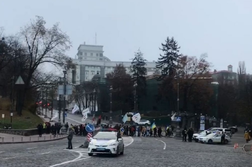 Движение по Грушевского перекрыто / фото t.me/kyivpatrol Движение по Грушевского перекрыто / фото t.me/kyivpatrol