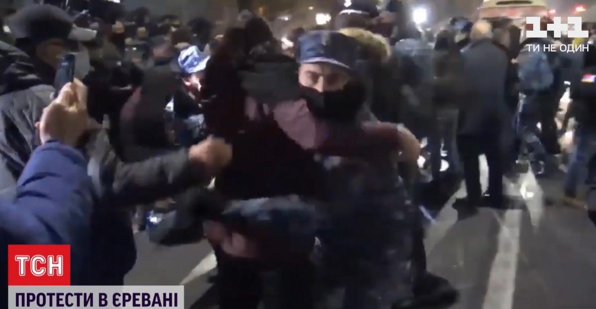 У здания парламента произошли столкновения с полицией / Скриншот У здания парламента произошли столкновения с полицией / Скриншот