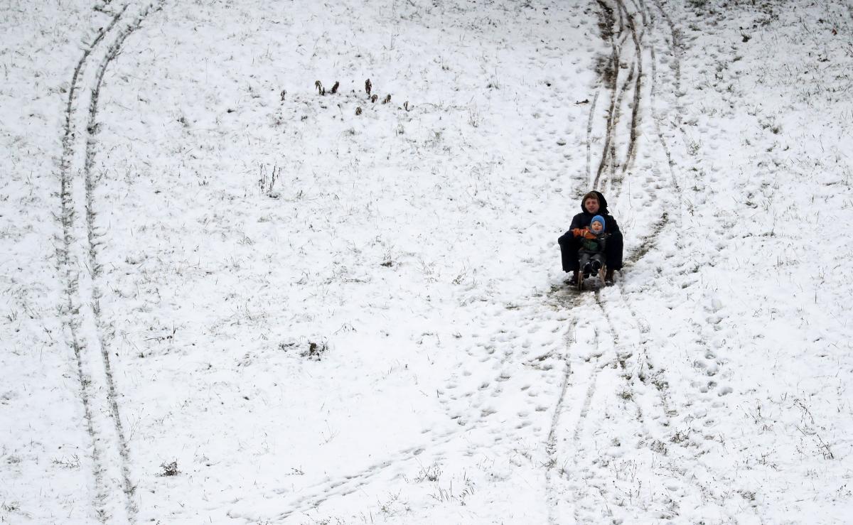 Хлопчик катався на санках без нагляду дорослих / Фото REUTERS Хлопчик катався на санках без нагляду дорослих / Фото REUTERS