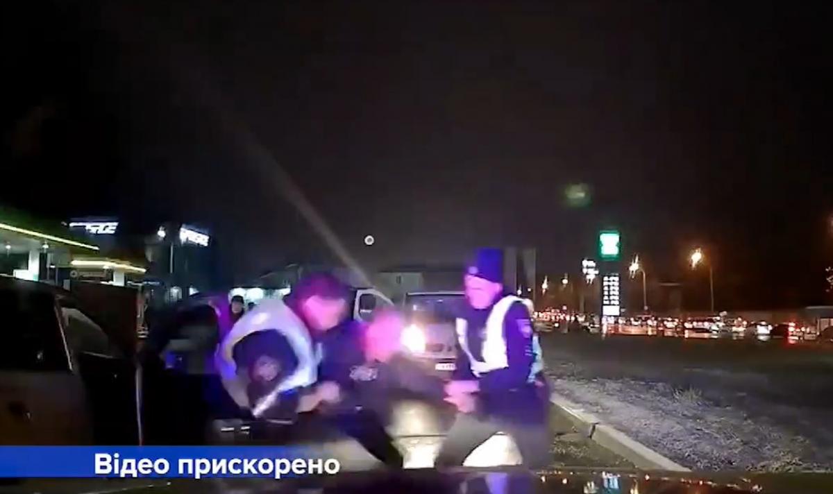 В Києві упіймали нетверезого "гонщика" за кермом / Скріншот з відео В Києві упіймали нетверезого "гонщика" за кермом / Скріншот з відео