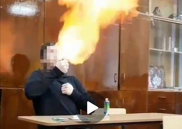 Школяр влаштував "фаєр-шоу" під час уроку / фото facebook.com/up.kharkiv Школяр влаштував "фаєр-шоу" під час уроку / фото facebook.com/up.kharkiv