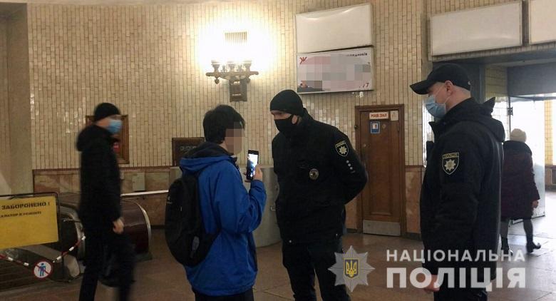 На 85 осіб накладено штраф за неправильне носіння індивідуальних засобів захисту / фото Нацполіція На 85 осіб накладено штраф за неправильне носіння індивідуальних засобів захисту / фото Нацполіція