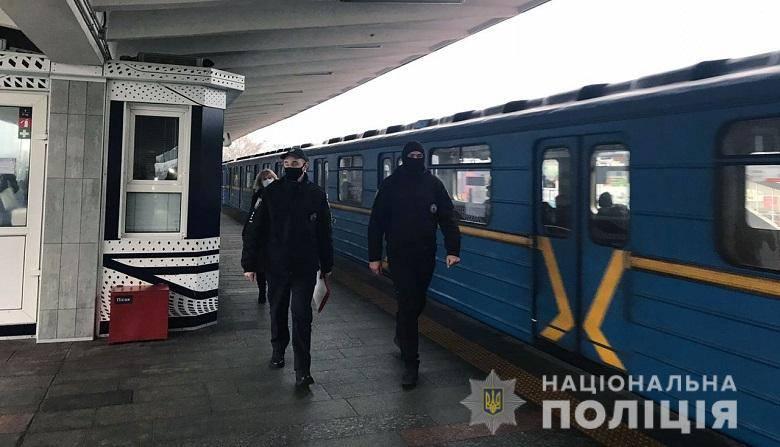 В метро обнаружили почти 4 тысячи нарушителей / фото пресс-служб полиции В метро обнаружили почти 4 тысячи нарушителей / фото пресс-служб полиции