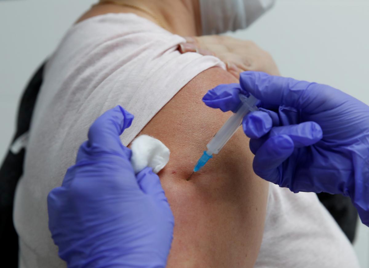 Как оказалось, даже одна доза вакцины может дать определенную защиту от коронавируса / REUTERS