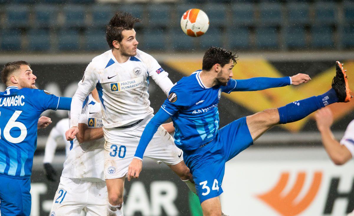 Тарас Качараба (у білому) у матчі проти Гента / фото fcslovanliberec.cz Тарас Качараба (у білому) у матчі проти Гента / фото fcslovanliberec.cz