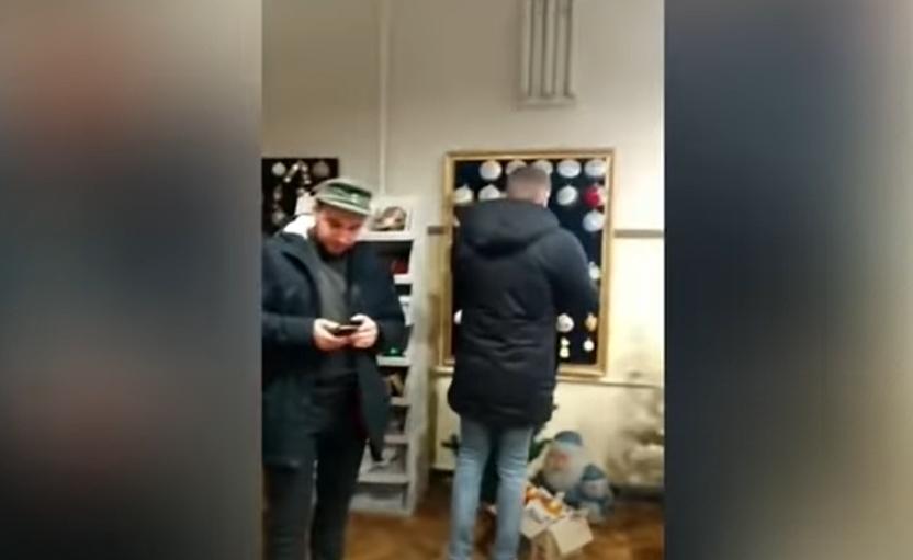Ветерани вимагали, щоб керівник компанії показав їм утилізовані іграшки / Скріншот Ветерани вимагали, щоб керівник компанії показав їм утилізовані іграшки / Скріншот