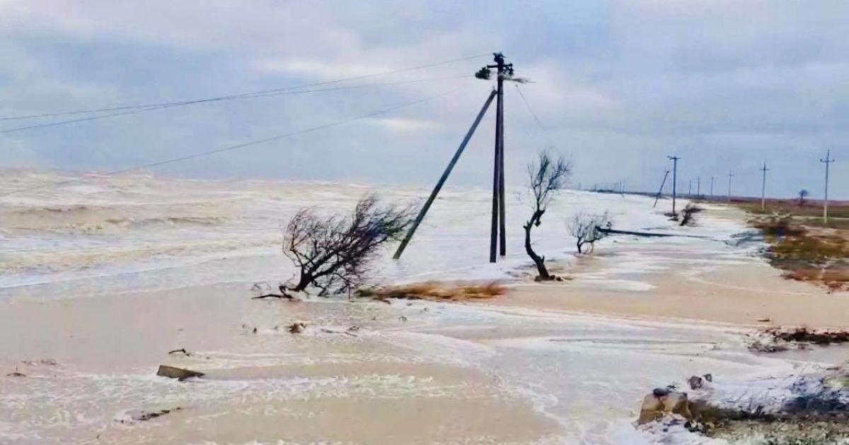 На Азовском море продолжается сильный шторм / Фото ГСЧС На Азовском море продолжается сильный шторм / Фото ГСЧС