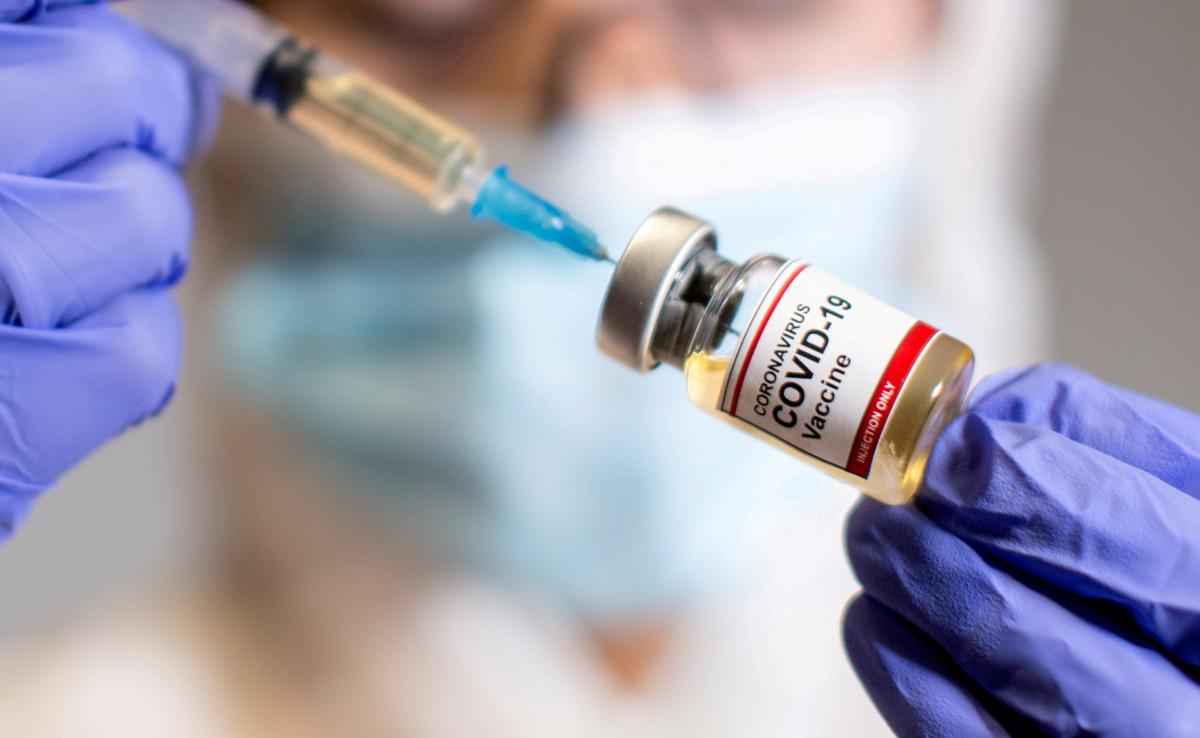 У МОЗ назвали терміни, коли вакцина від коронавірусу може з'явитися в аптеках \ фото REUTERS