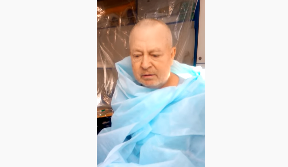 Зараз чоловік слабкий і не може дихати без маски / Скріншот з відео Зараз чоловік слабкий і не може дихати без маски / Скріншот з відео