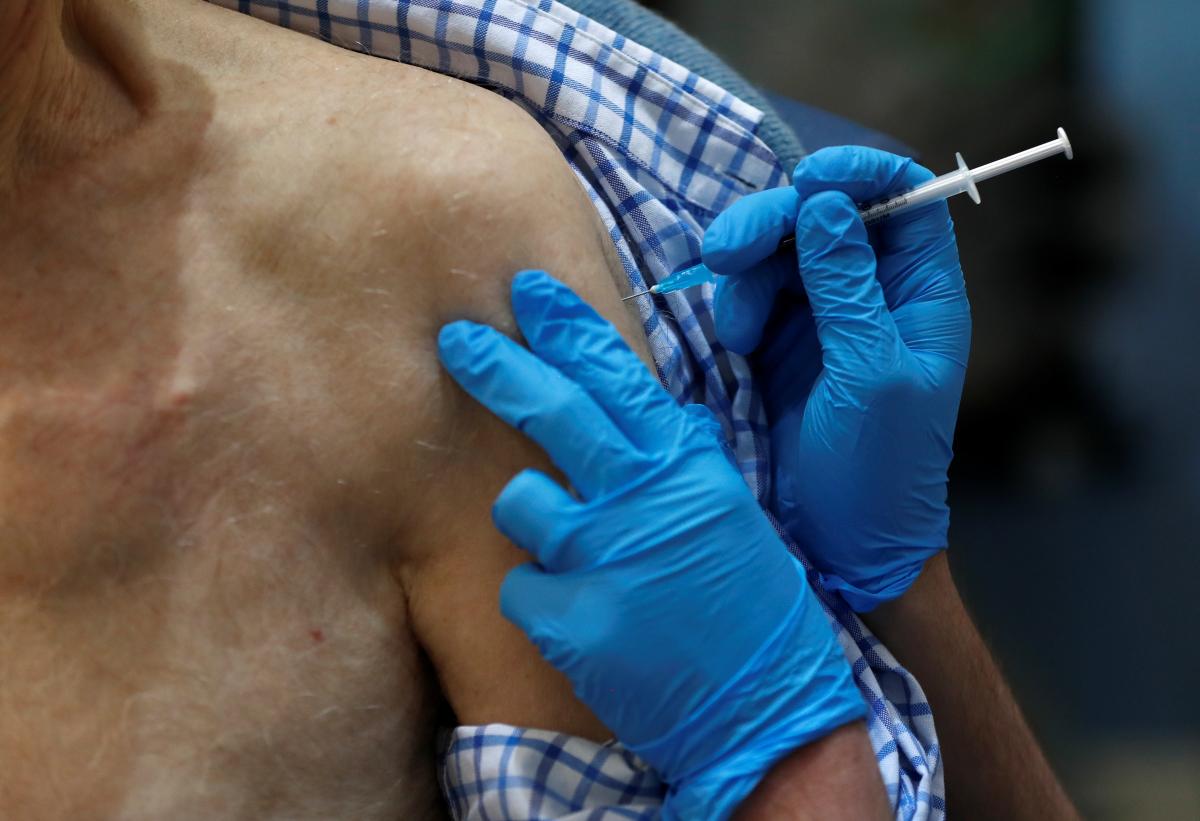 24 февраля началась вакцинация медицинских работников \ фото REUTERS