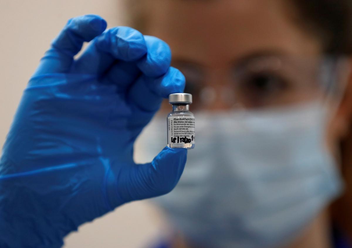 Вакцина от коронавируса - британцев предостерегли об аллергических реакциях после прививки / REUTERS