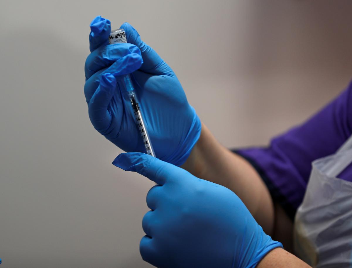Мутированный коронавирус из ЮАР потенциально может уменьшить эффективность вакцин / фото REUTERS
