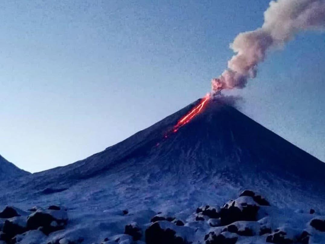 Фото вулкана извергающегося