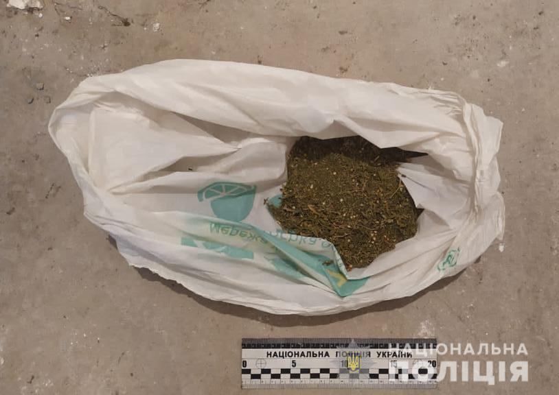 У чоловіка знайшли каннабіс / фото Нацполіції У чоловіка знайшли каннабіс / фото Нацполіції