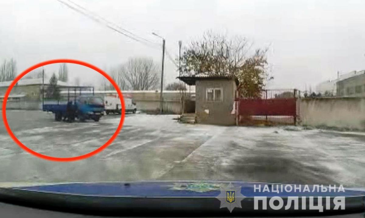 Поліцейські перегородили йому дорогу, але чоловік сів у свій автомобіль і поїхав просто на них / фото Нацполіція Поліцейські перегородили йому дорогу, але чоловік сів у свій автомобіль і поїхав просто на них / фото Нацполіція
