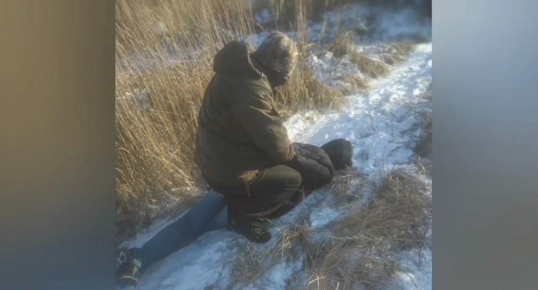 На кадрах видно, як співробітники ФСБ затримують молоду людину / скріншот з відео На кадрах видно, як співробітники ФСБ затримують молоду людину / скріншот з відео