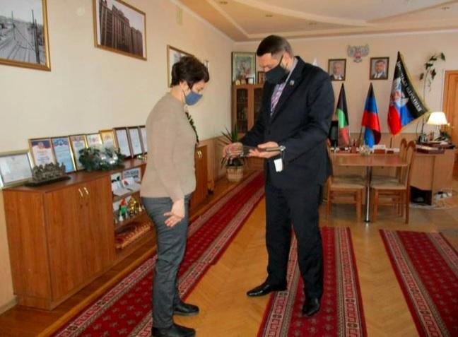 Мер окупантів подарував садочку кухонний віничок і похвалився, в мережі його підняли на сміх / Скріншот Мер окупантів подарував садочку кухонний віничок і похвалився, в мережі його підняли на сміх / Скріншот