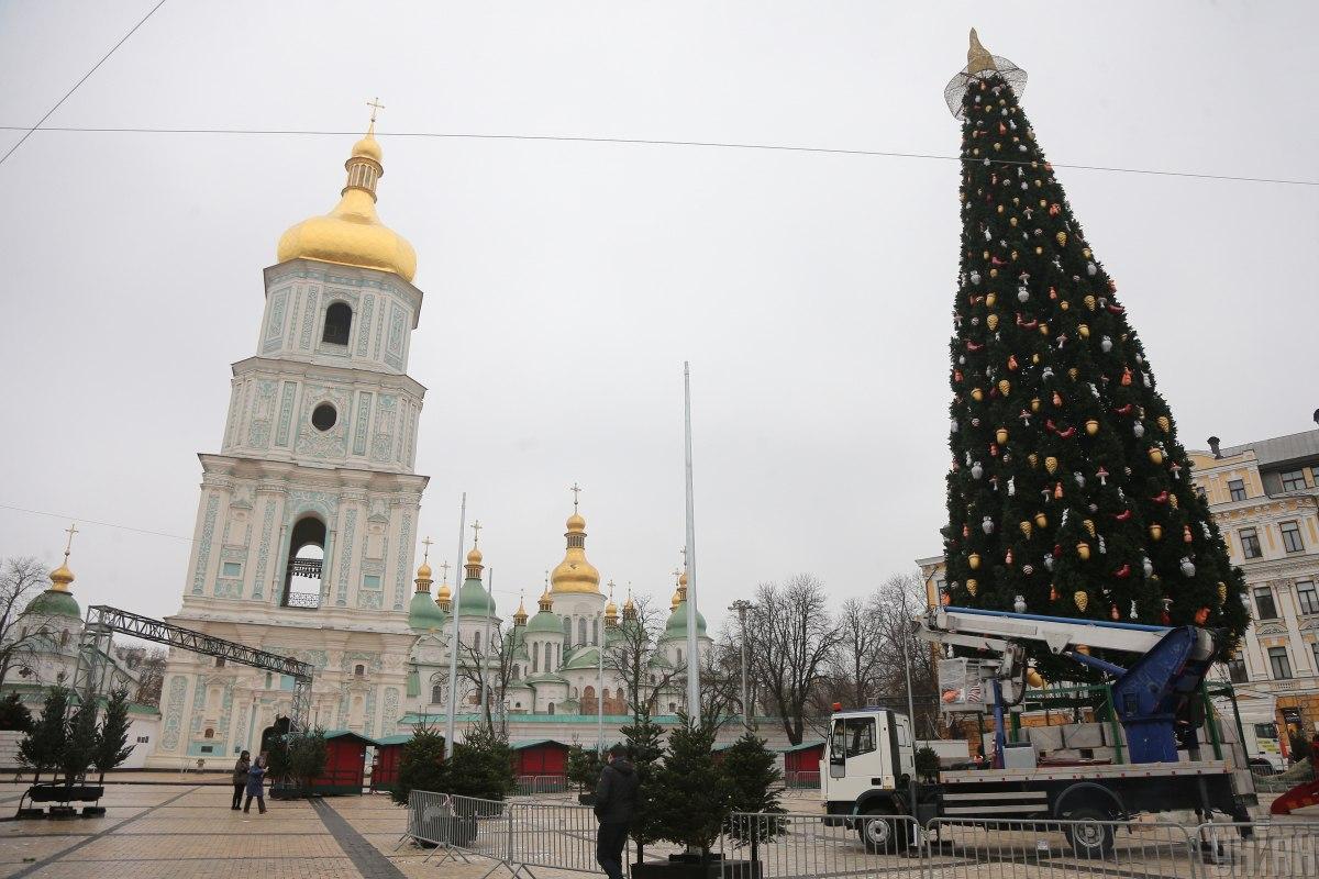 The hat on the Christmas tree surprised not only the people of Kiev, but also the Ukrainian Orthodox Church / photo by UNIAN, Viktor Kovalchuk