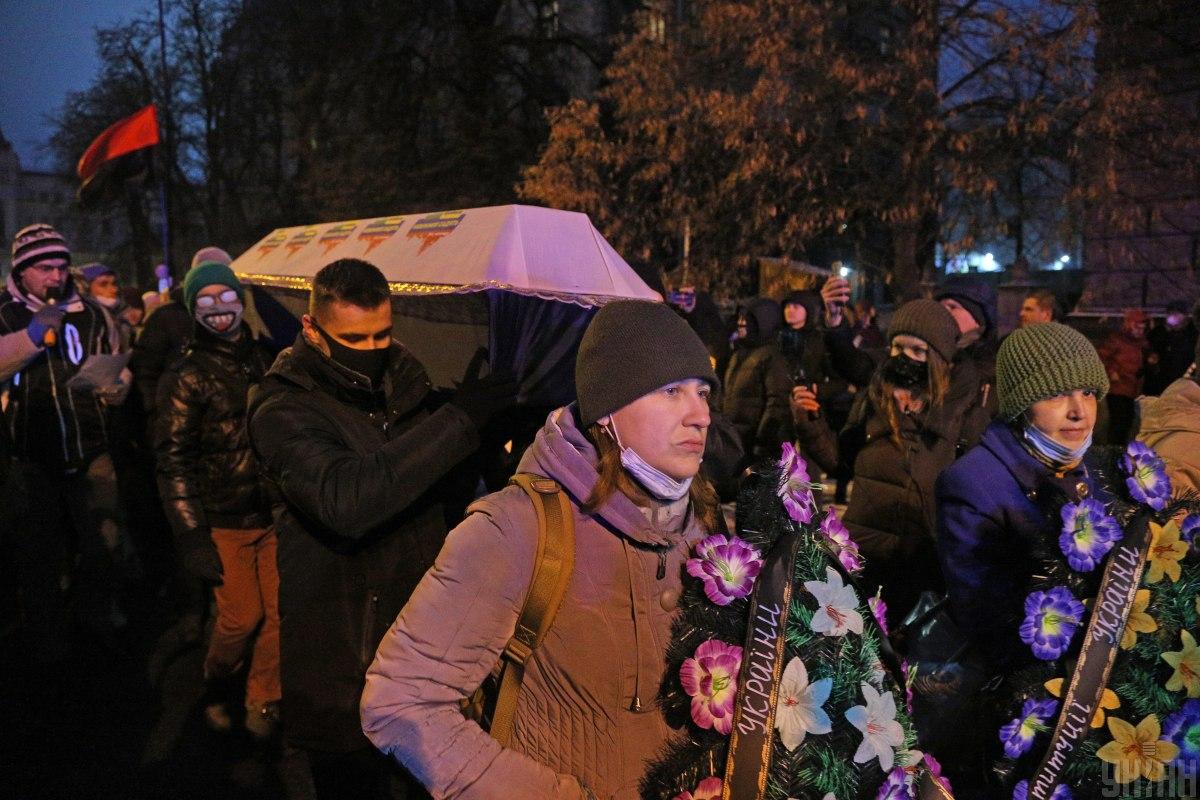Активісти взяли з собою труну, аби принести її під Офіс президента / фото УНІАН, Віктор Ковальчук Активісти взяли з собою труну, аби принести її під Офіс президента / фото УНІАН, Віктор Ковальчук