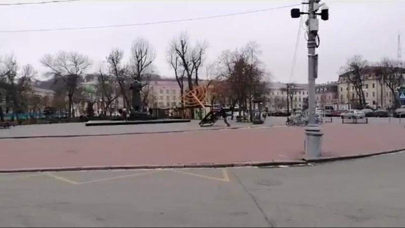 Мужчине подготовлено подозрение по статье 161 / скриншот из видео Мужчине подготовлено подозрение по статье 161 / скриншот из видео