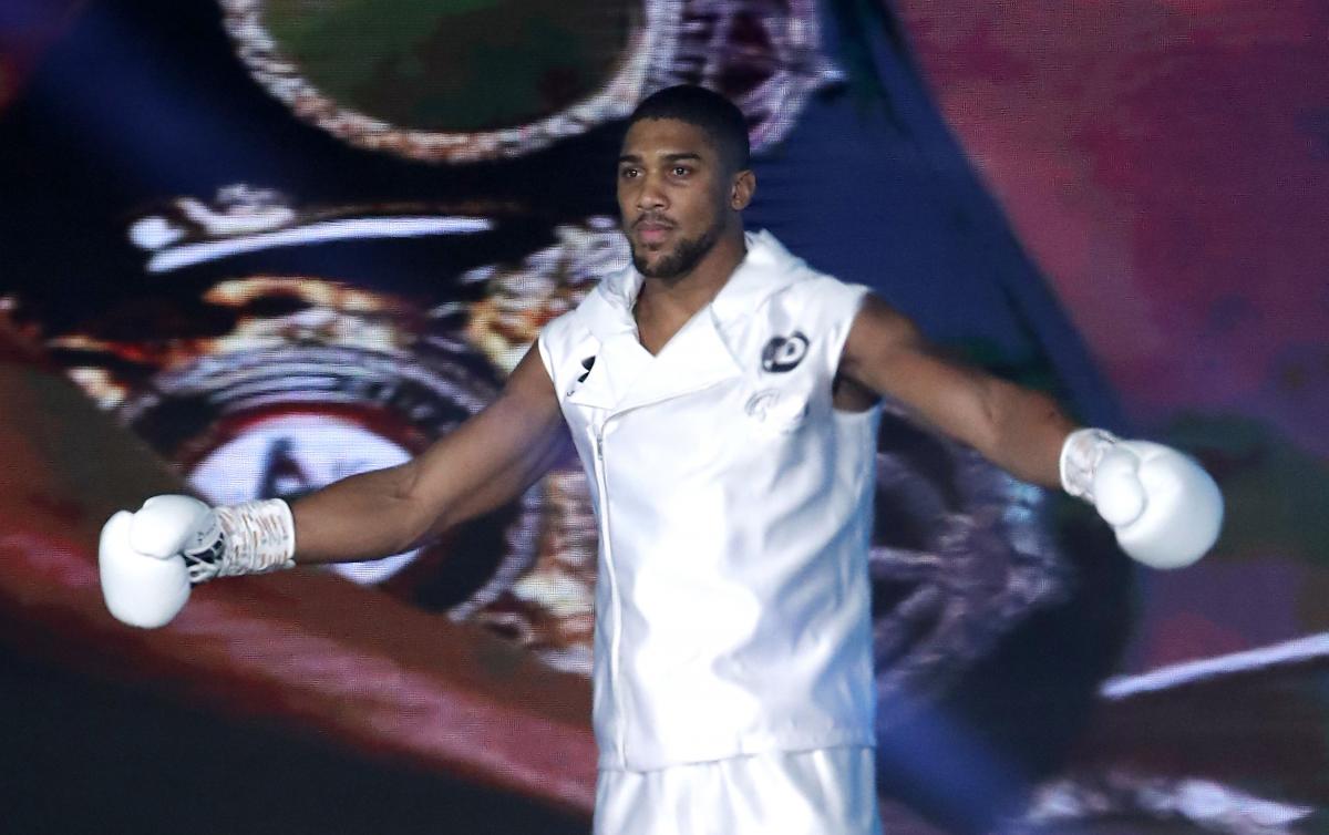 Боксер Энтони Джошуа потерял двух тренеров в ДТП в Нигерии Боксер Энтони Джошуа потерял двух тренеров в ДТП в Нигерии