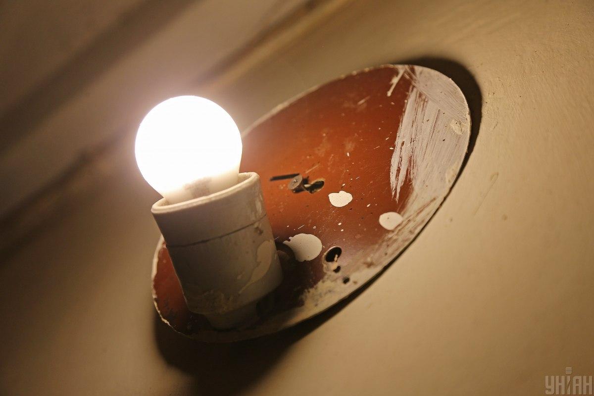 Увімкнена електрична лампочка / фото УНІАН