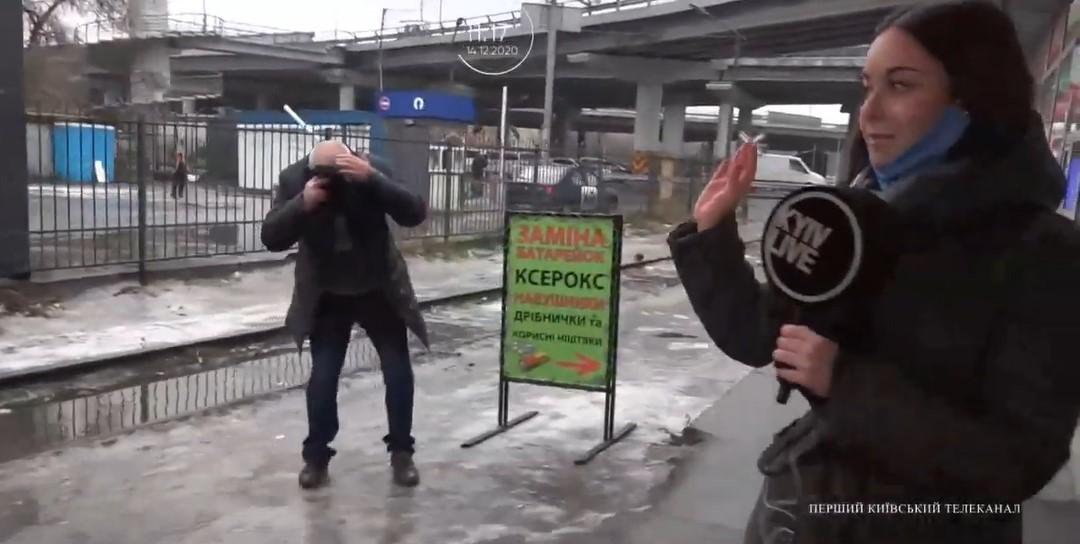 У Києві ожеледь завадила чоловікові напасти на журналістів / скріншот з відео У Києві ожеледь завадила чоловікові напасти на журналістів / скріншот з відео