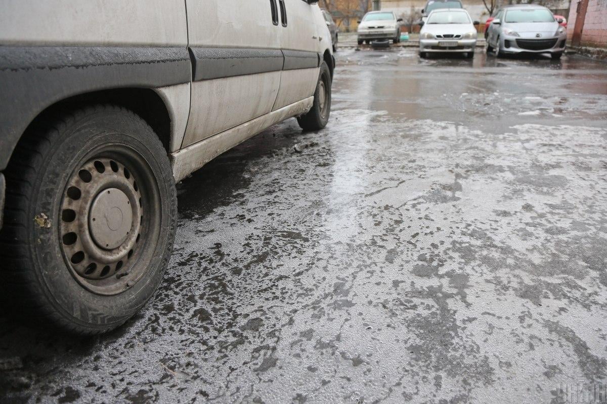 На дорогах Києві ймовітра поява ожеледиці / фото УНІАН На дорогах Києві ймовітра поява ожеледиці / фото УНІАН