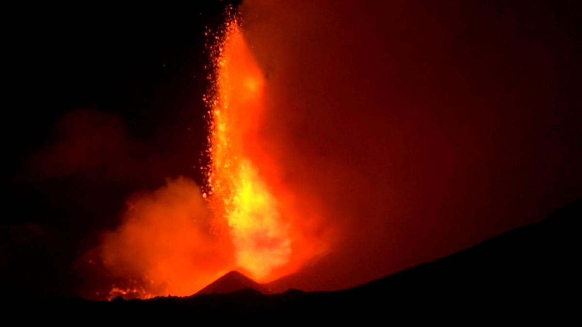 На Сицилии начал извергаться вулкан / фото REUTERS На Сицилии начал извергаться вулкан / фото REUTERS
