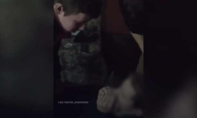 Підлітки познущались з однолітка / скріншот з відео Підлітки познущались з однолітка / скріншот з відео