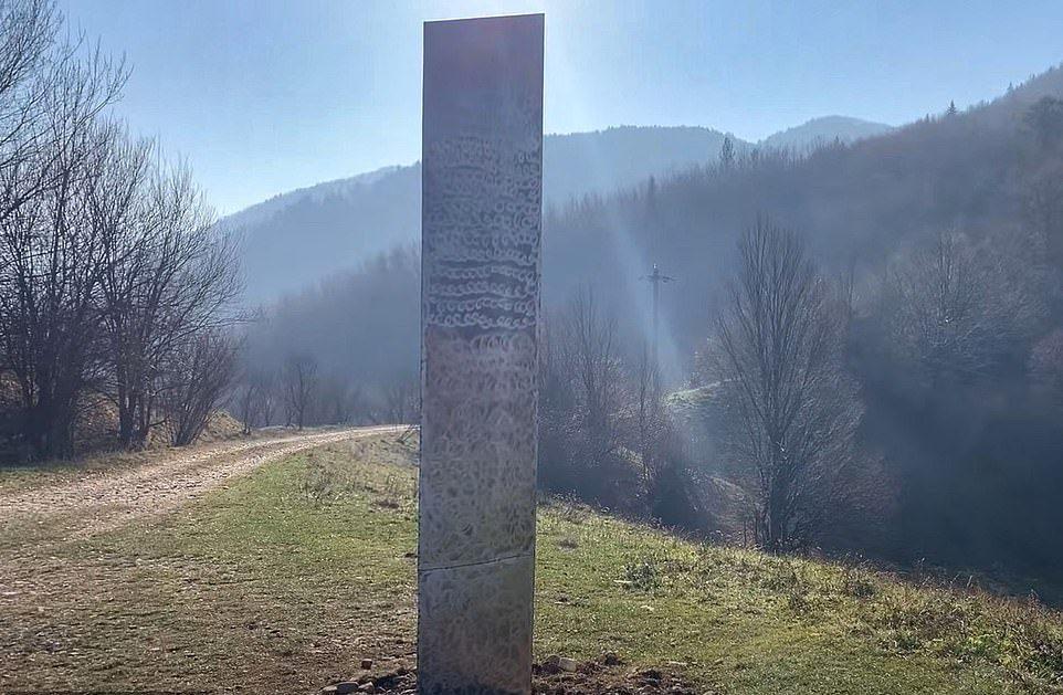 Моноліт в Румунії / фото dailymail.co.uk Моноліт в Румунії / фото dailymail.co.uk
