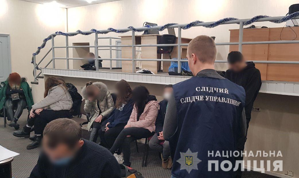 Місячний прибуток зловмисників складав понад 7 мільйонів гривень / фото Нацполіція Місячний прибуток зловмисників складав понад 7 мільйонів гривень / фото Нацполіція