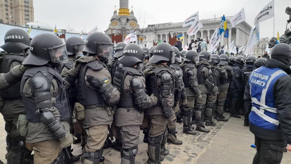 За словами демонстрантів, поліція знесла намети за лічені хвилини / фото УНІАН / Дмитро Хилюк За словами демонстрантів, поліція знесла намети за лічені хвилини / фото УНІАН / Дмитро Хилюк