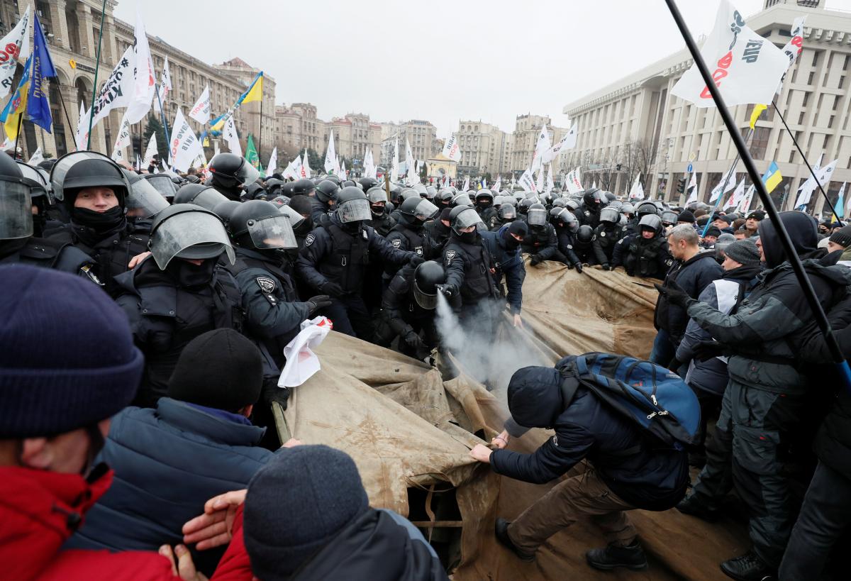 Поліція не дала учасникам протесту встановити намети на Майдані / фото REUTERS Поліція не дала учасникам протесту встановити намети на Майдані / фото REUTERS
