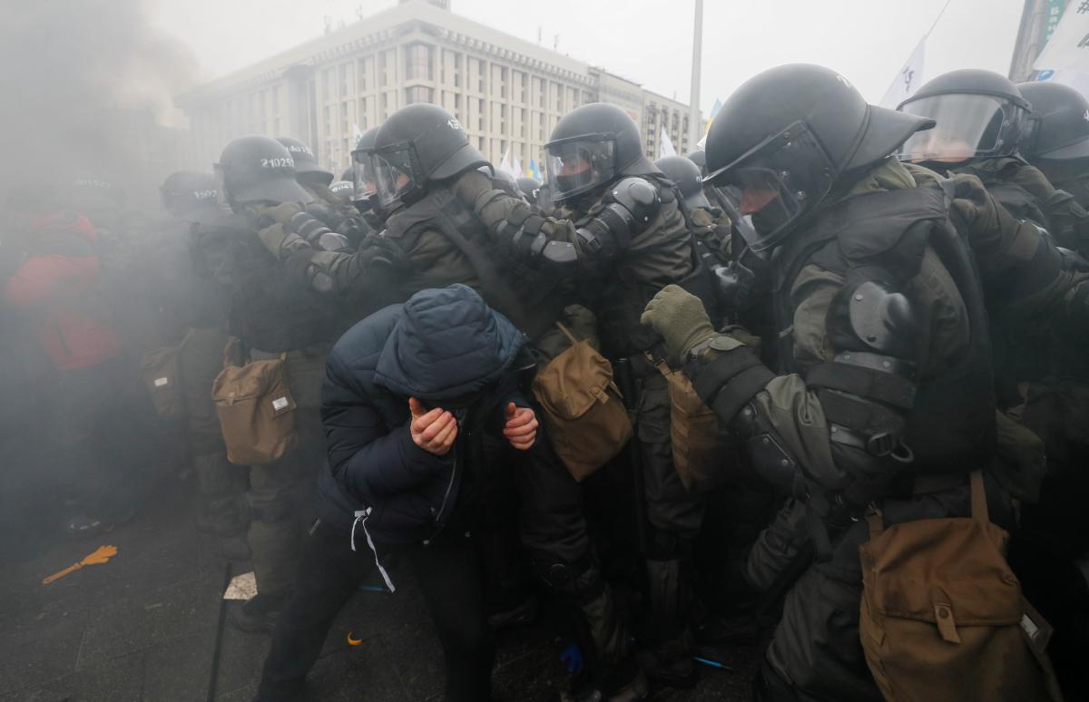 Протесты ФОП - в полицию полетели шумовые гранаты, Майдан пылает / REUTERS Протесты ФОП - в полицию полетели шумовые гранаты, Майдан пылает / REUTERS