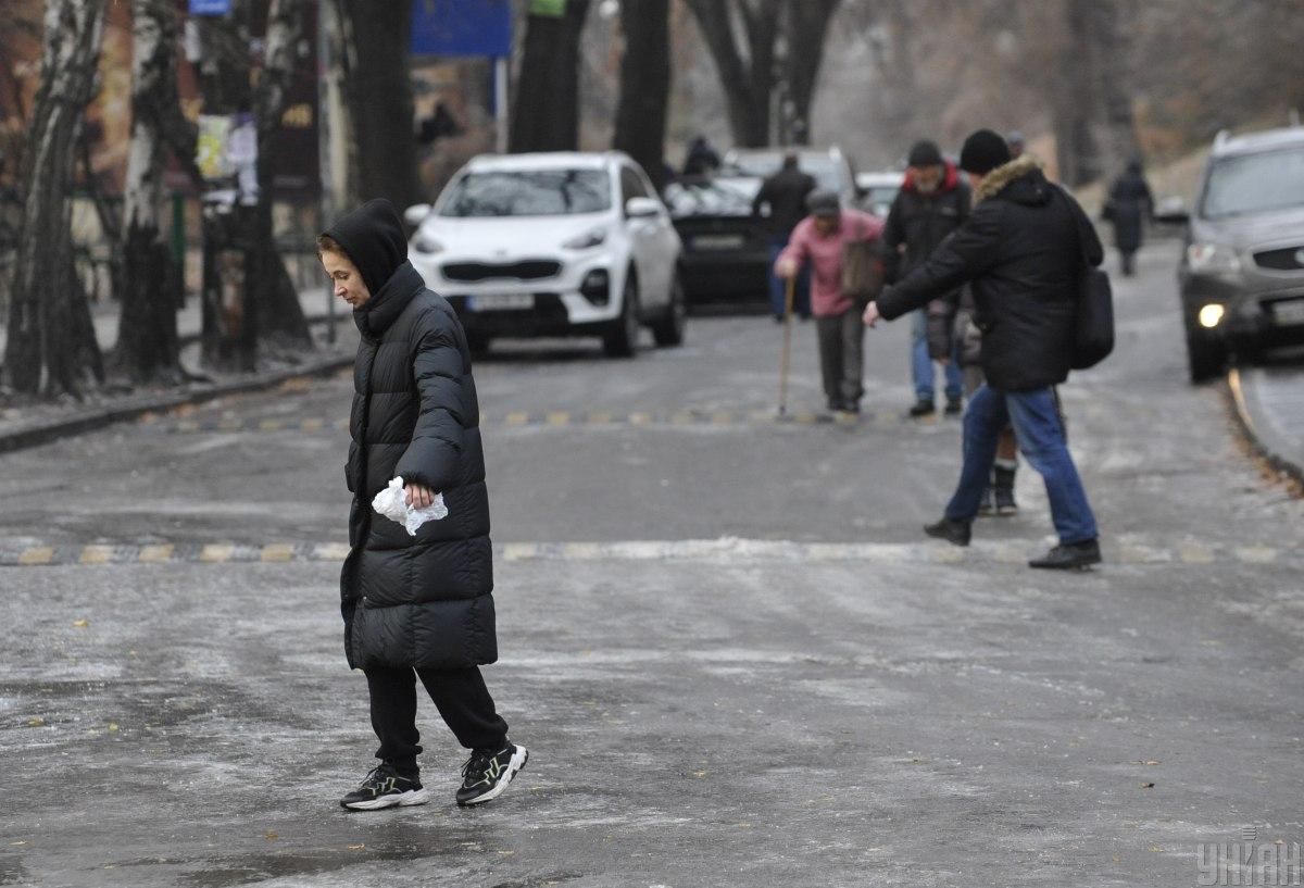 Во многих областях Украины ожидается гололедица на дорогах / фото УНИАН