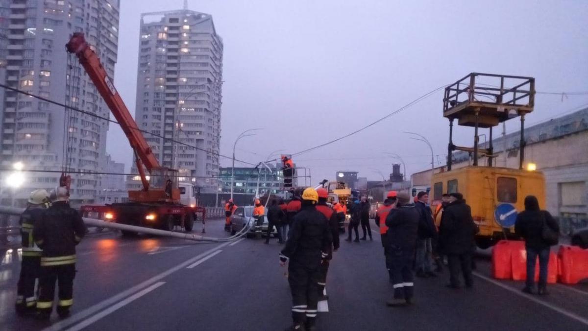 На Шулявском мосту ликвидируют последствия аварии / фото ТСН На Шулявском мосту ликвидируют последствия аварии / фото ТСН