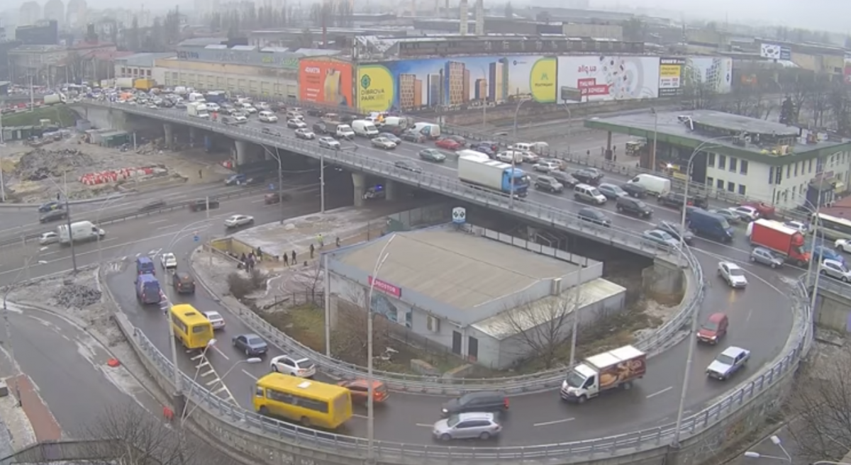 В Киеве из-за аварии ограничено движение в сторону Шулявского моста / скриншот видео