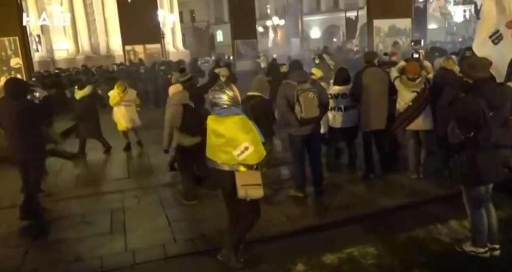 После снесения палаток правоохранители отступили \ скриншот с видео После снесения палаток правоохранители отступили \ скриншот с видео