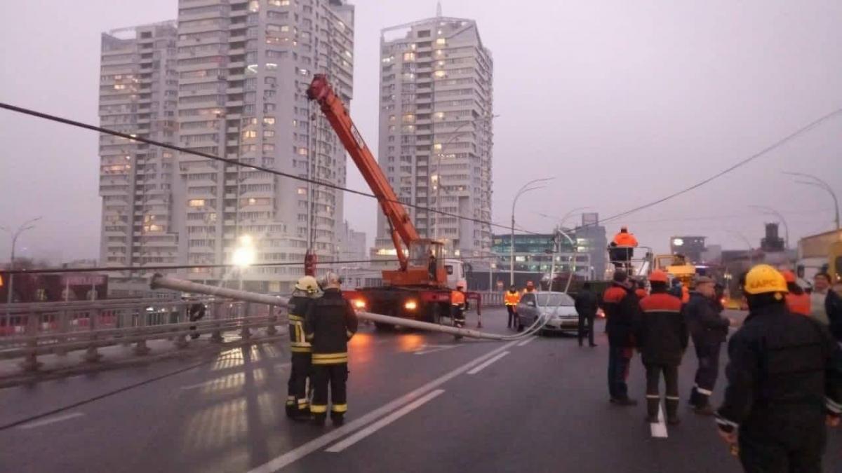 Причиной падения столбов на Шулявском мосту стал заводской брак / фото facebook.com/vartovi.espreso Причиной падения столбов на Шулявском мосту стал заводской брак / фото facebook.com/vartovi.espreso