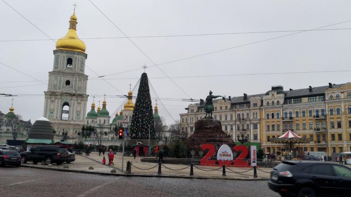 Верхівку ялинки замінили / фото t.me/stranaua Верхівку ялинки замінили / фото t.me/stranaua
