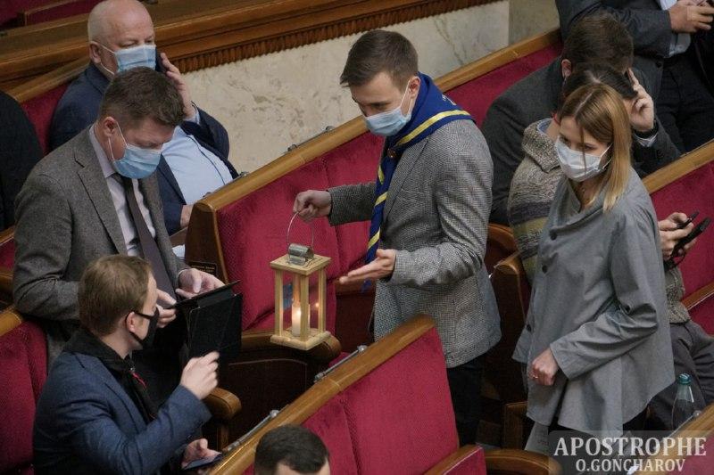 Світоч у маленькій декоративній коробці депутати поставили поруч з собою / apostrophe.ua Світоч у маленькій декоративній коробці депутати поставили поруч з собою / apostrophe.ua