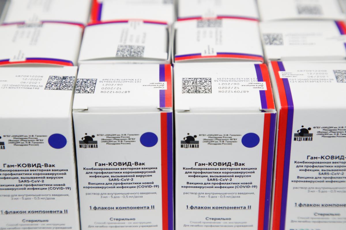 Большинство россиян не хотят делать прививку российской вакциной Спутник V / фото REUTERS