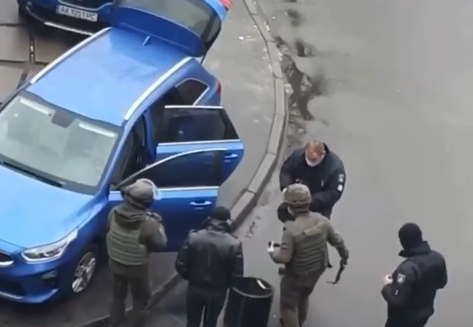 Под колесом нашли муляж гранаты / скриншот Под колесом нашли муляж гранаты / скриншот